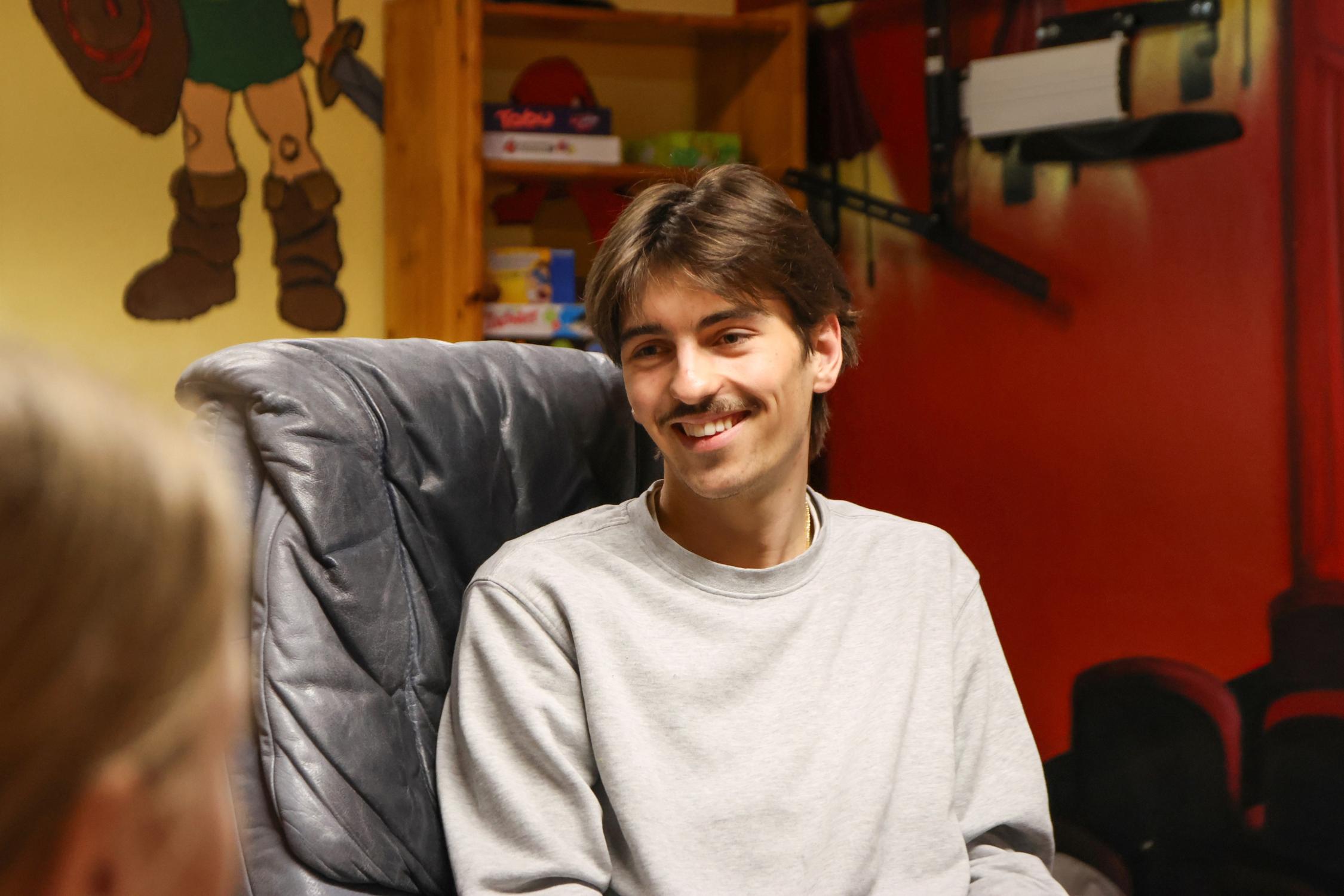 Linus Kleinstück, der Jugendlichen die Regeln für das Playstation-Turnier erklärt