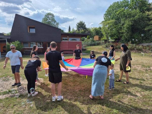 Spaß mit Schwungtuchspielen beim Abschlussfest