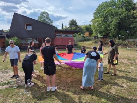 Spaß mit Schwungtuchspielen beim Abschlussfest