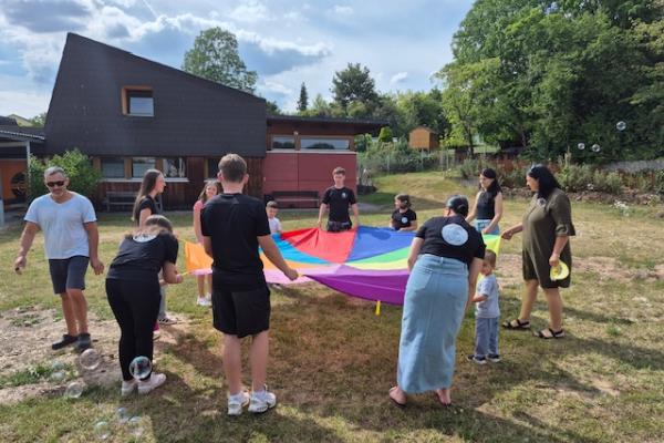 Spaß mit Schwungtuchspielen beim Abschlussfest