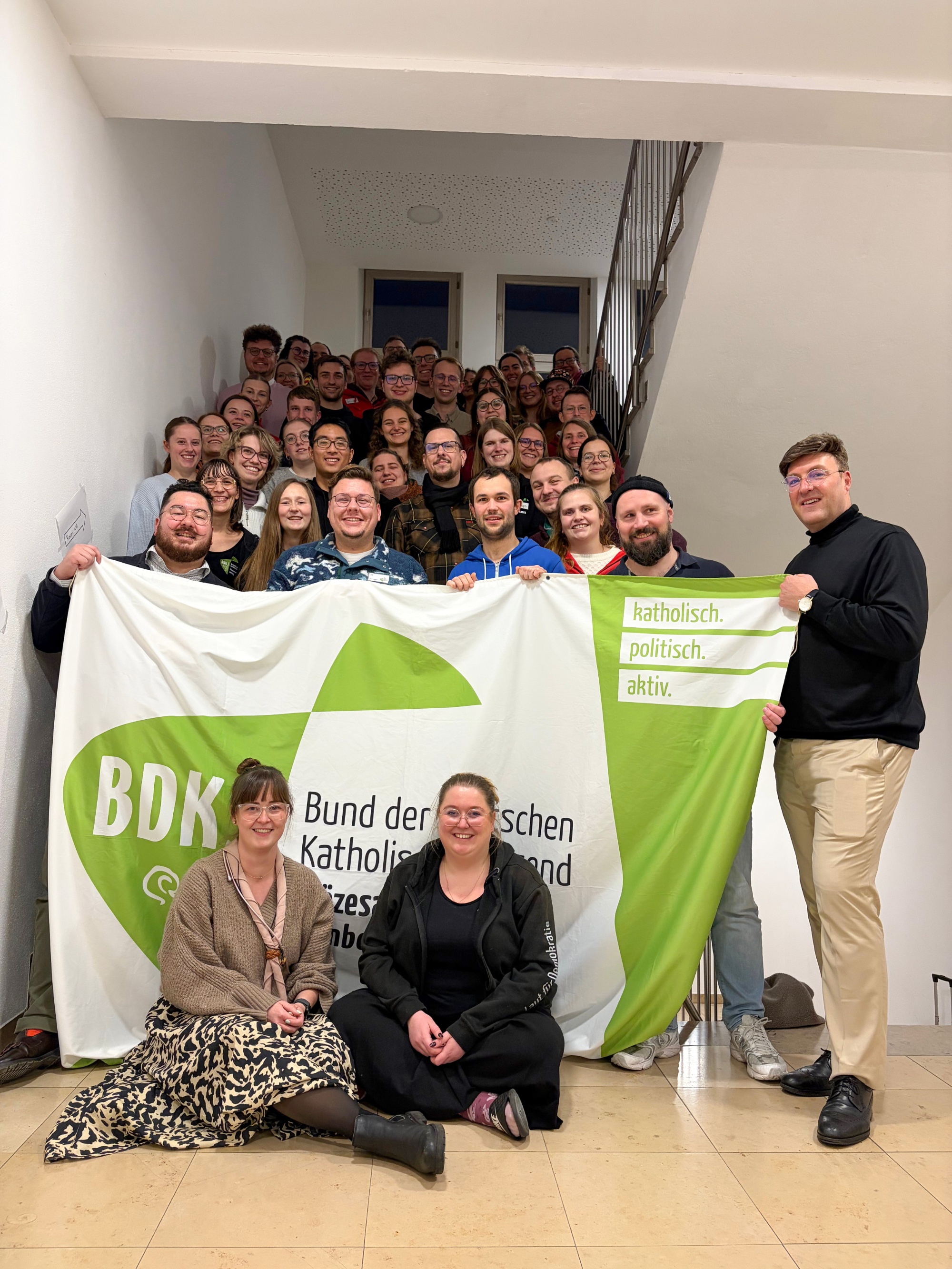 BDKJ-Diözesanversammlung II/2025 im Jugendhaus Burg Feuerstein mit: (vorne von links) Sophie Brand, Katharina Niedens, Gerd Richard Neumeier; (zweite Reihe von links) Andreas Hoppe Weick, Sonja Biller, Kathrin Schmitt, Felix Martel.