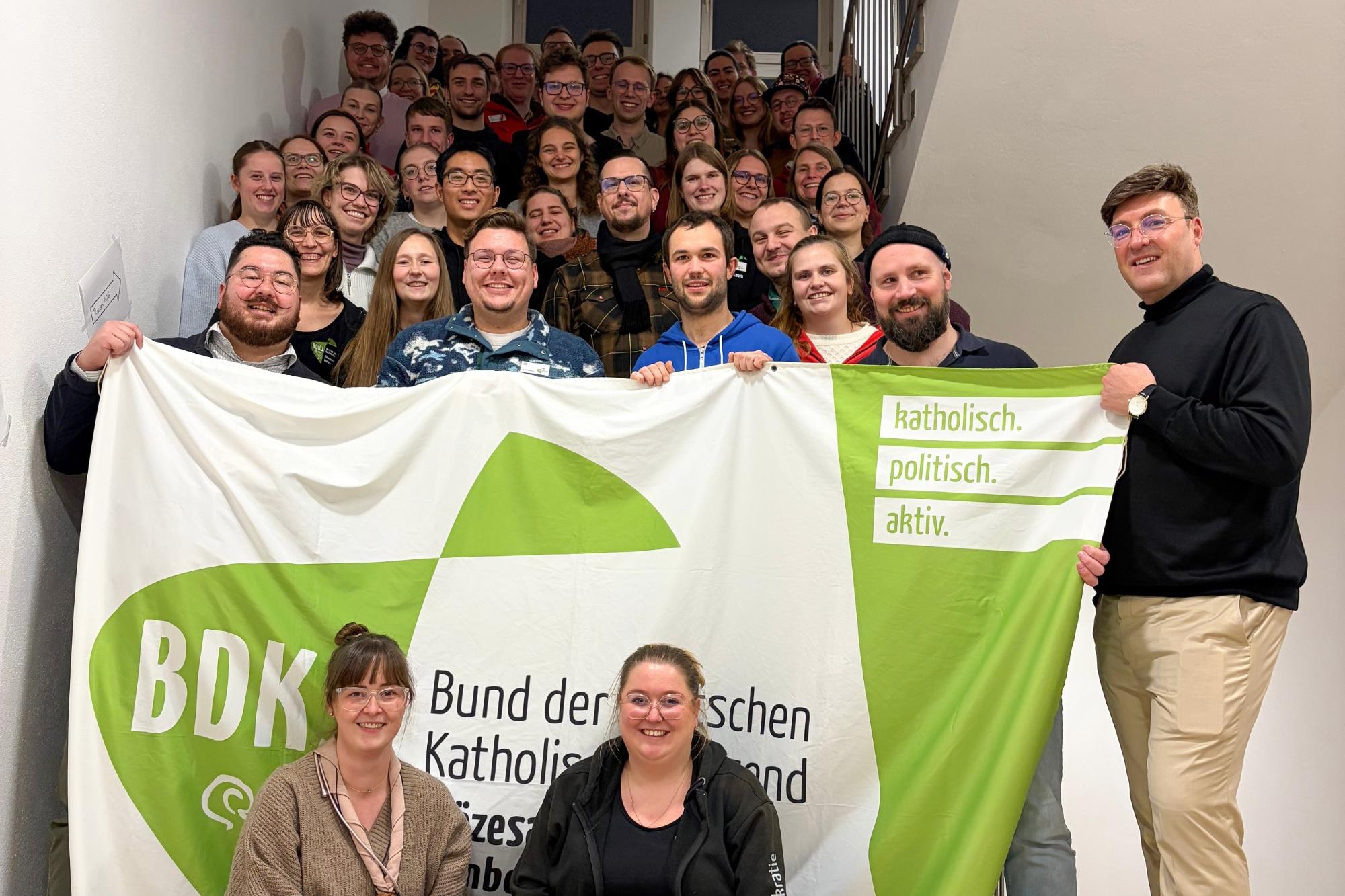 BDKJ-Diözesanversammlung II/2025 im Jugendhaus Burg Feuerstein mit: (vorne von links) Sophie Brand, Katharina Niedens, Gerd Richard Neumeier; (zweite Reihe von links) Andreas Hoppe Weick, Sonja Biller, Kathrin Schmitt, Felix Martel.