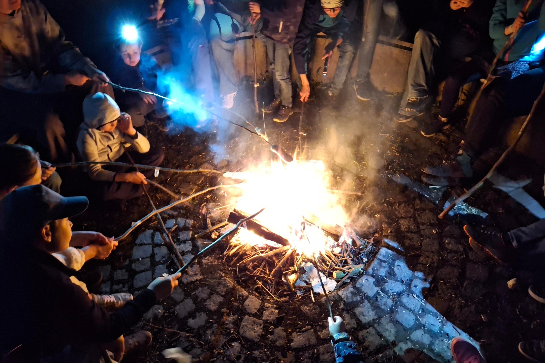Die Abende wurden am Lagerfeuer mit Stockbrot rösten, Singen und Werwolf spielen verbracht