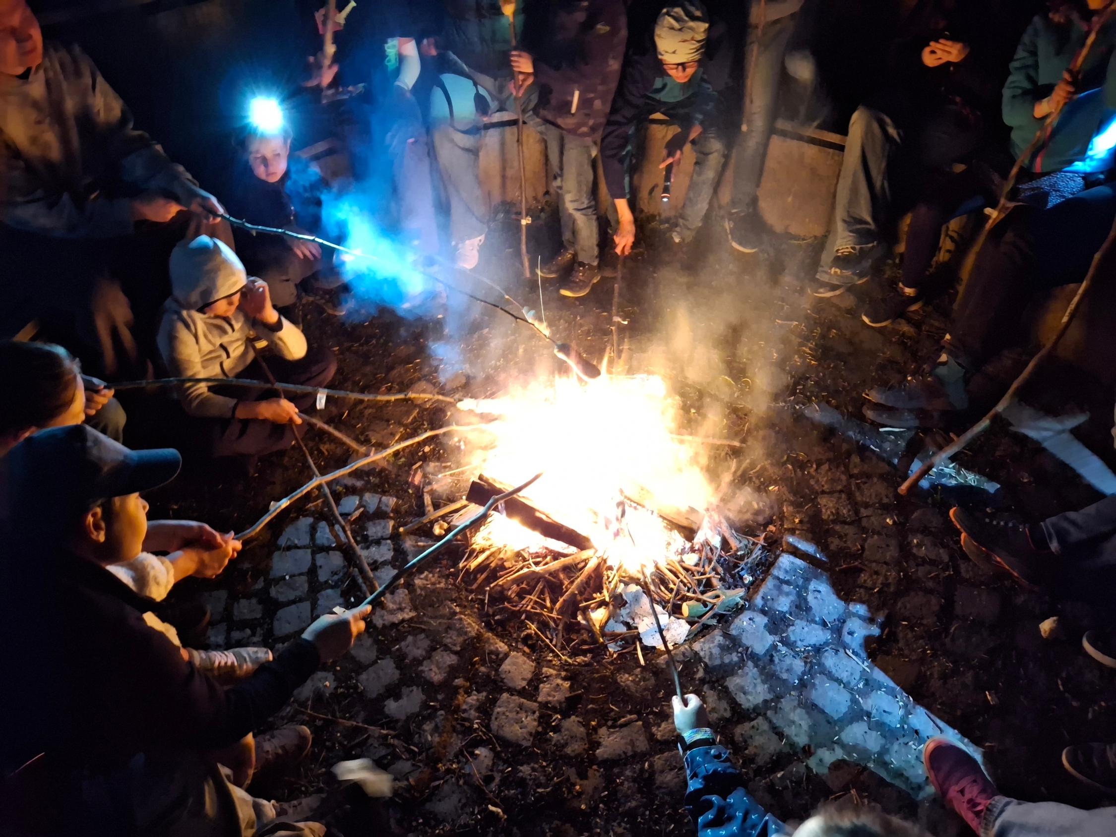 Die Abende wurden am Lagerfeuer mit Stockbrot rösten, Singen und Werwolf spielen verbracht