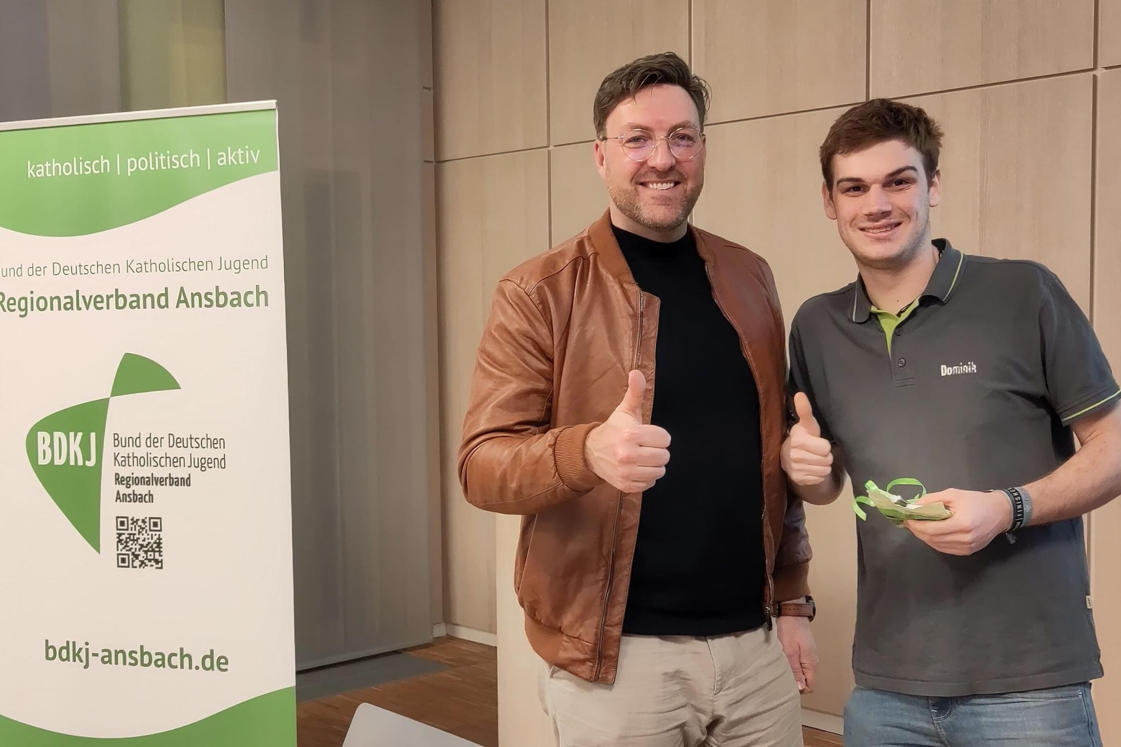 Gerd-Richard Neumeier bedankt sich bei Dominik Pelzer