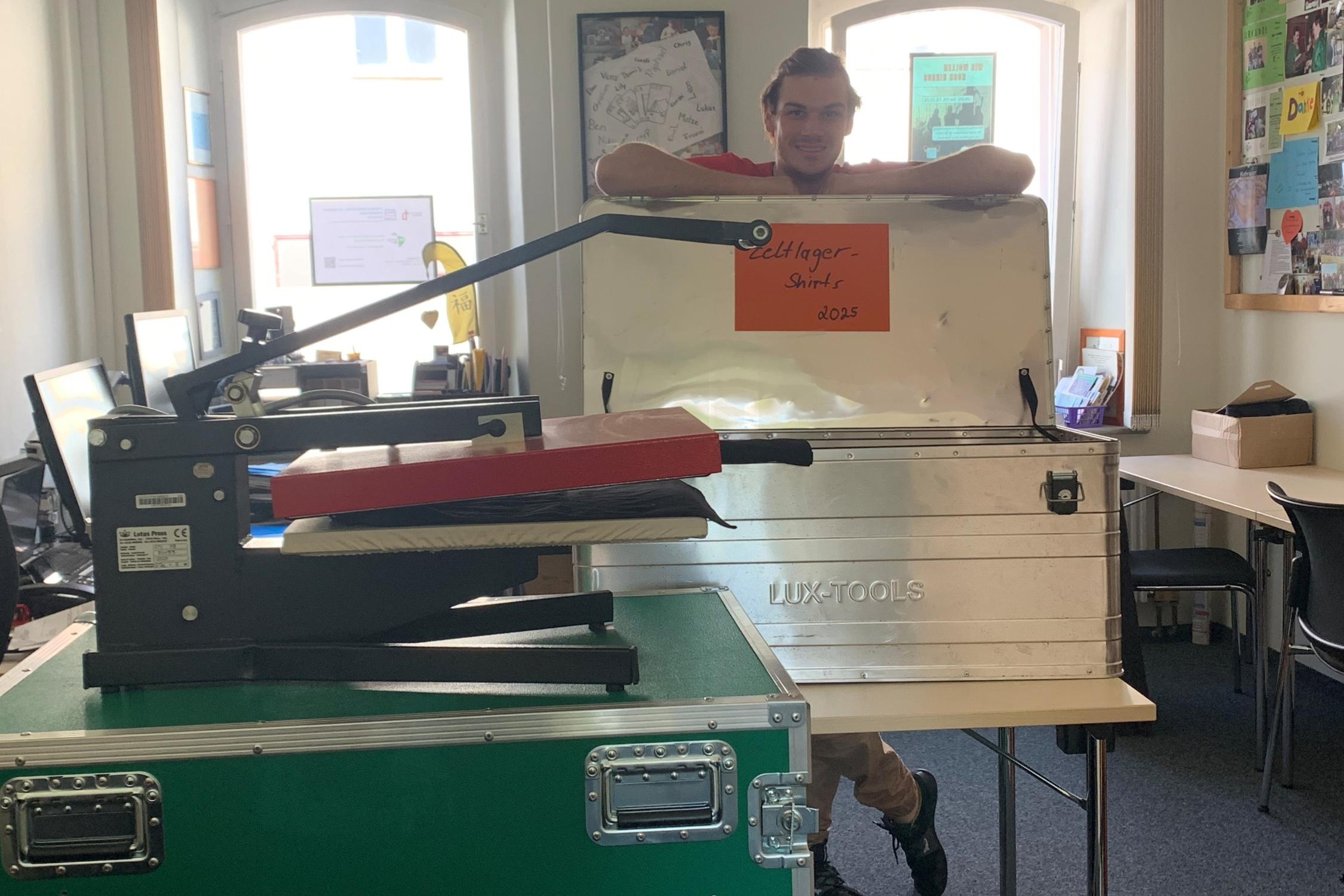Dominik Pelzer freut sich über die fertigen Zeltlager-Shirts