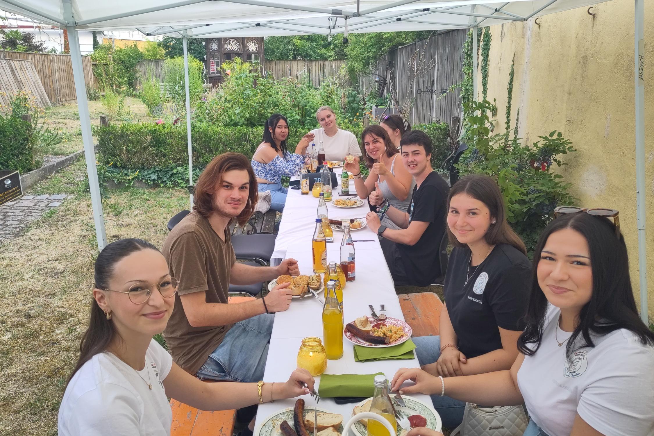 Die Ehrenamtlichen der Kindergruppe Rotheburg und der KjG Ansbach beim gemütlichen Beisammensein im Garten der Fachstelle Ansbach