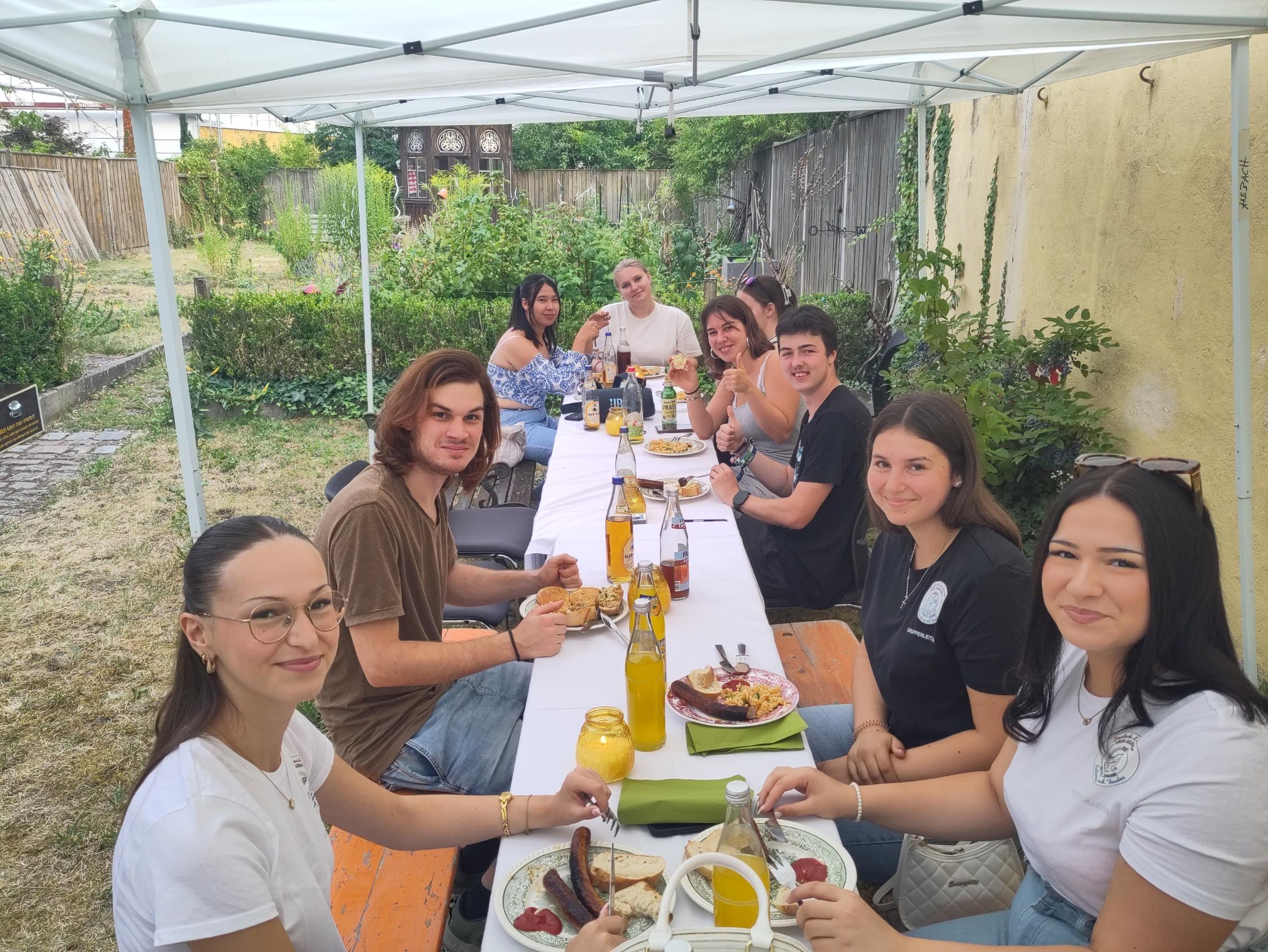 Die Ehrenamtlichen der Kindergruppe Rotheburg und der KjG Ansbach beim gemütlichen Beisammensein im Garten der Fachstelle Ansbach