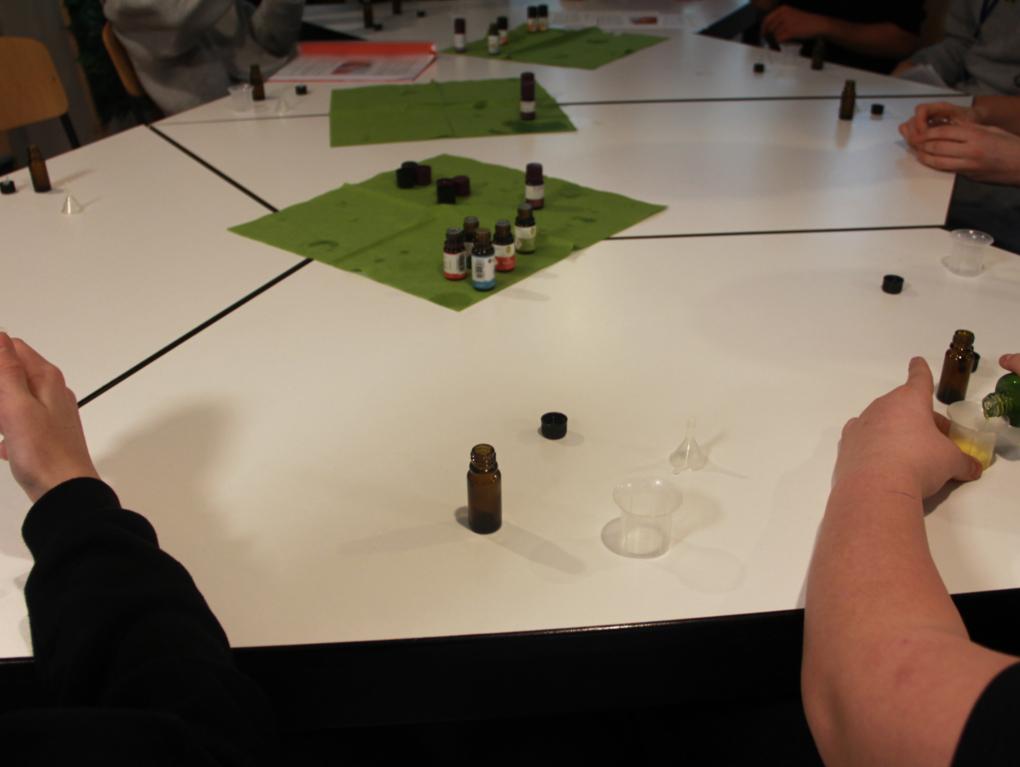 Die Herstellung des eigenen Salböls zum Thema Salbung mit Chrisam