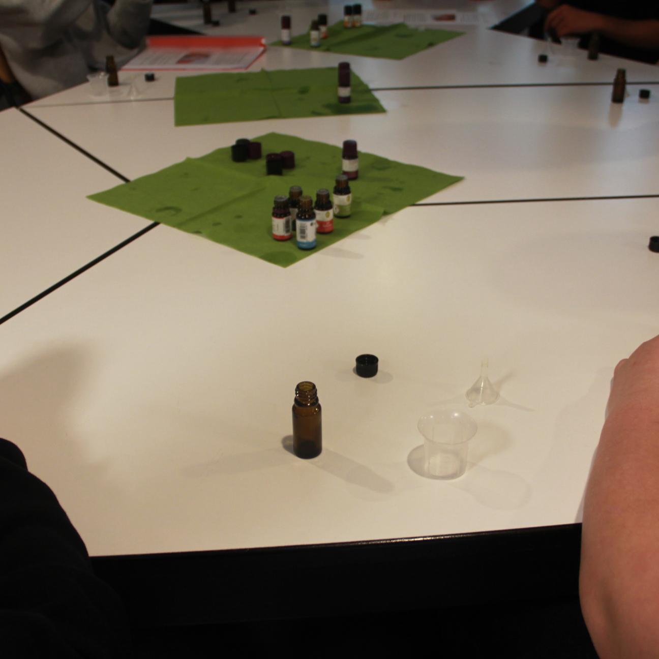 Die Herstellung des eigenen Salböls zum Thema Salbung mit Chrisam