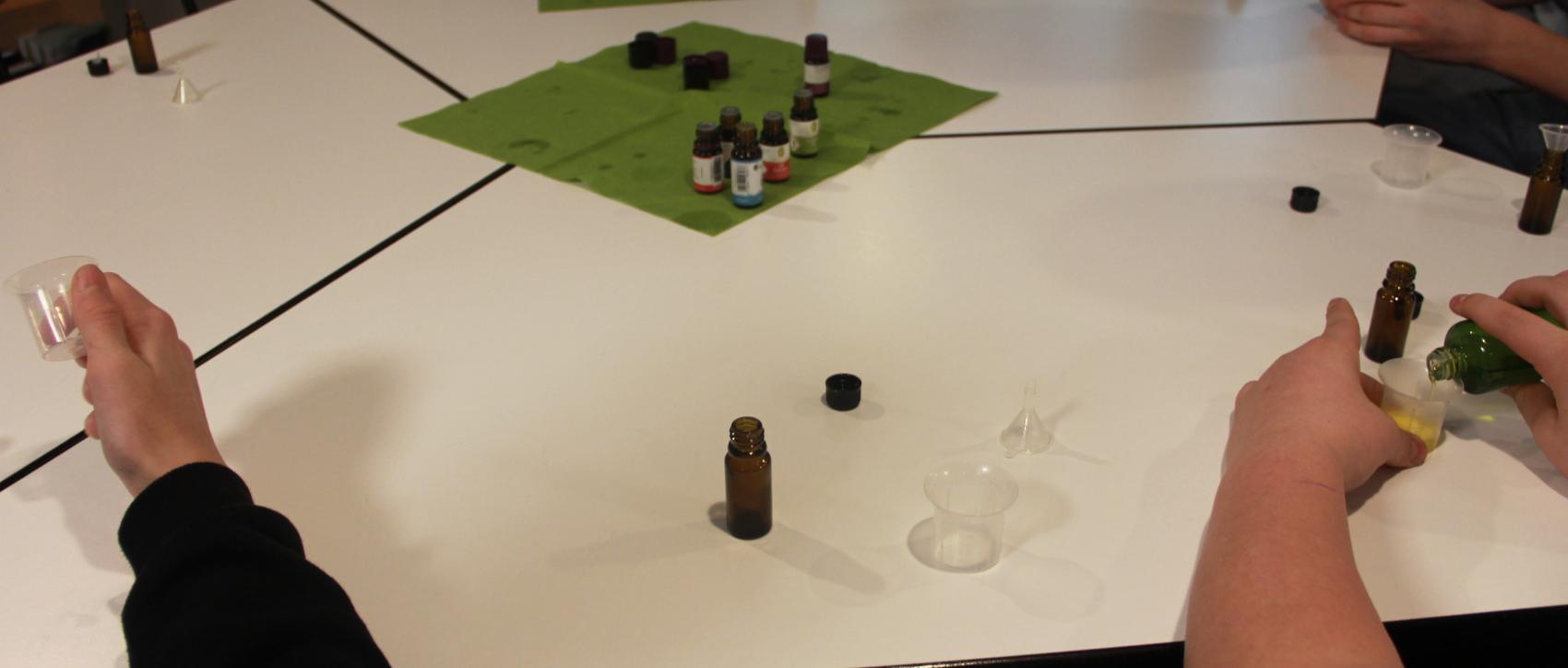 Die Herstellung des eigenen Salböls zum Thema Salbung mit Chrisam