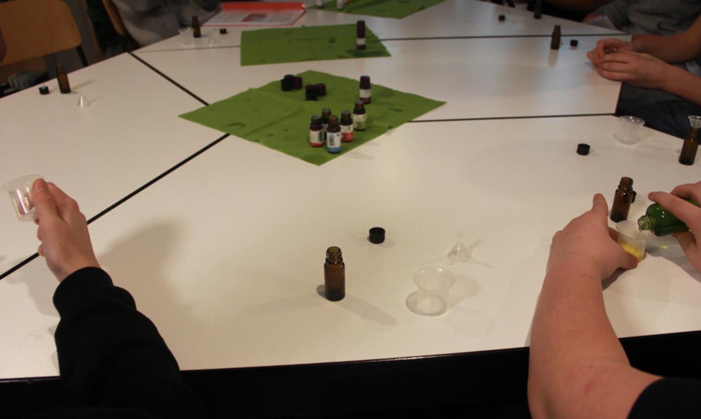 Die Herstellung des eigenen Salböls zum Thema Salbung mit Chrisam