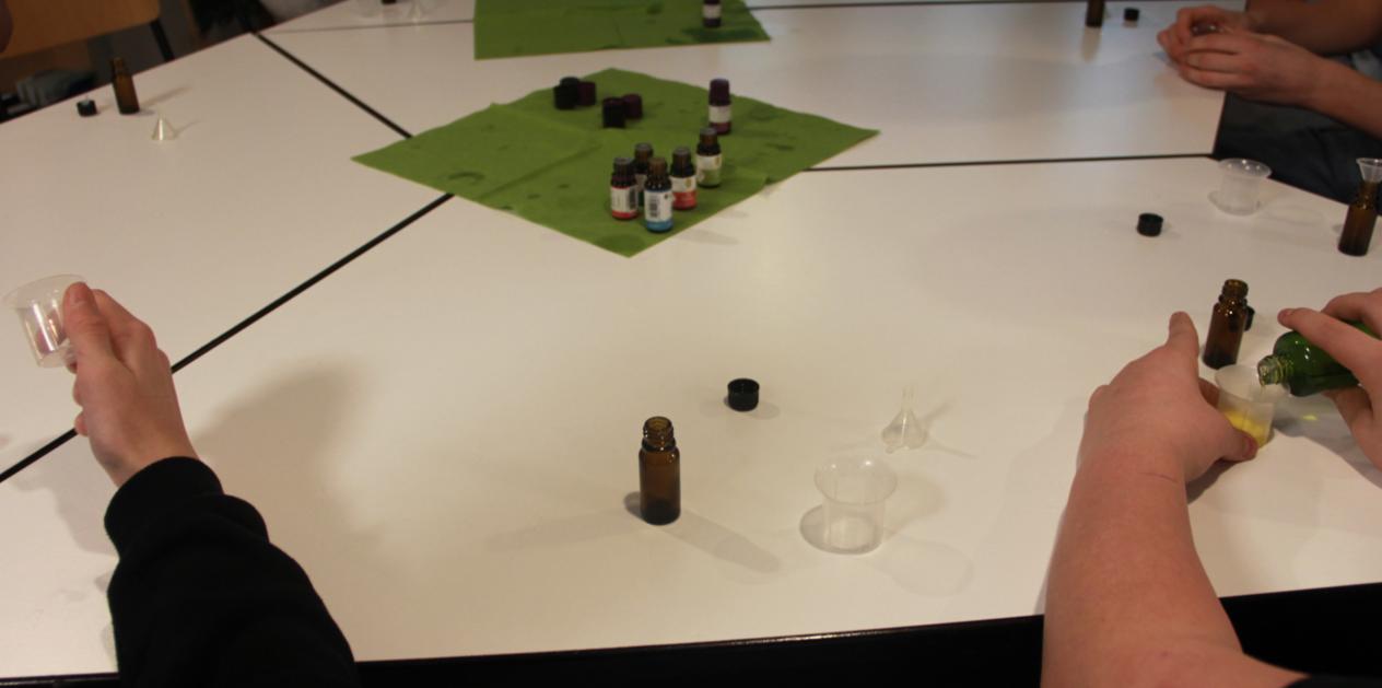 Die Herstellung des eigenen Salböls zum Thema Salbung mit Chrisam