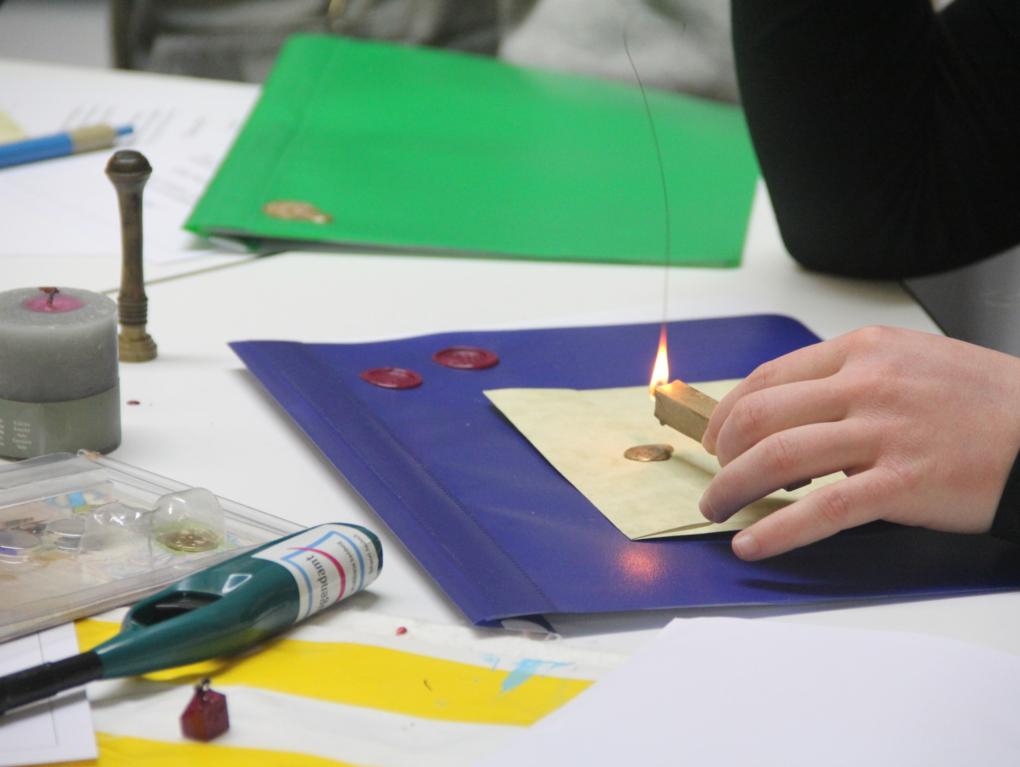 Zum Thema Kreuzzeichen und Siegel wurden Briefe versiegelt