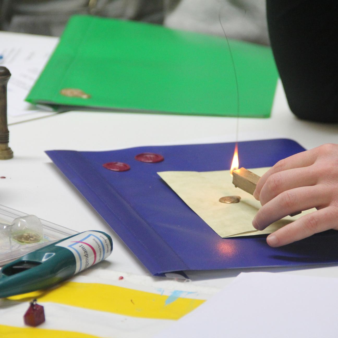 Zum Thema Kreuzzeichen und Siegel wurden Briefe versiegelt