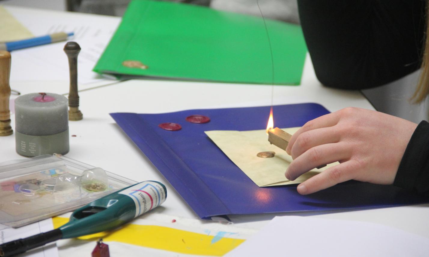 Zum Thema Kreuzzeichen und Siegel wurden Briefe versiegelt