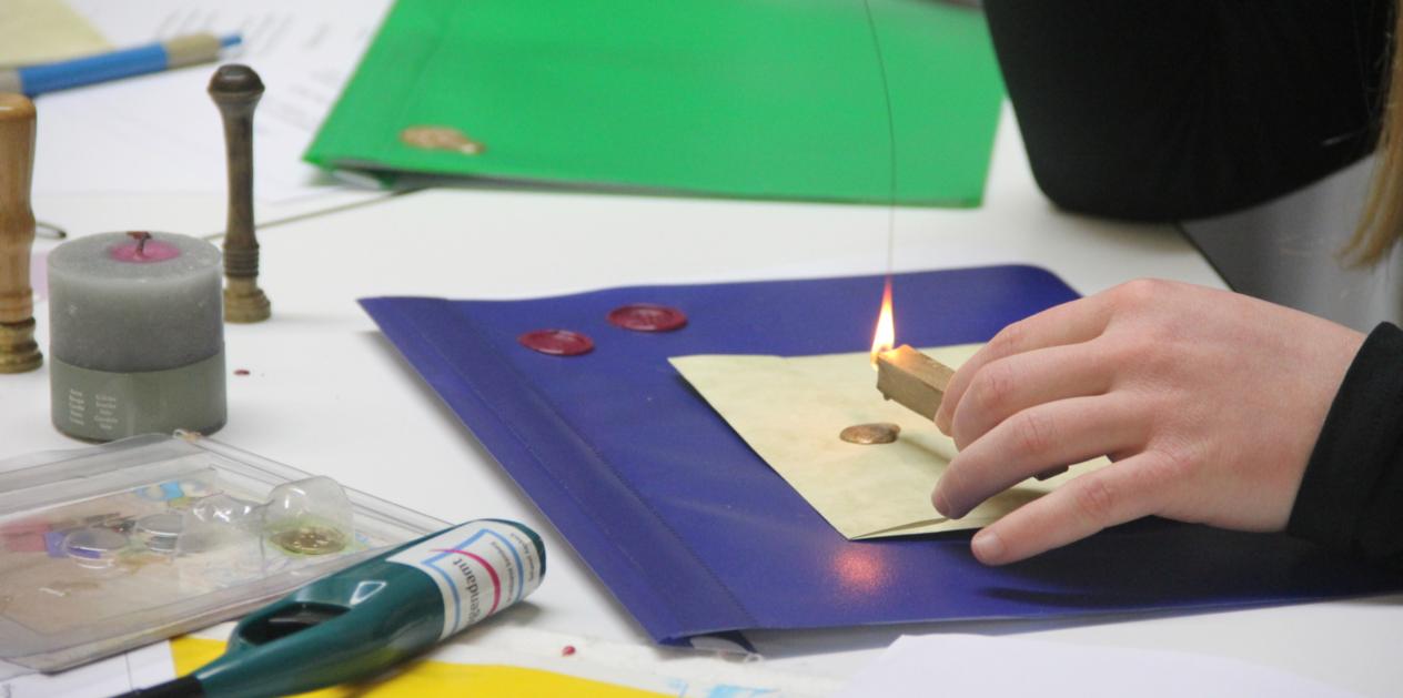 Zum Thema Kreuzzeichen und Siegel wurden Briefe versiegelt