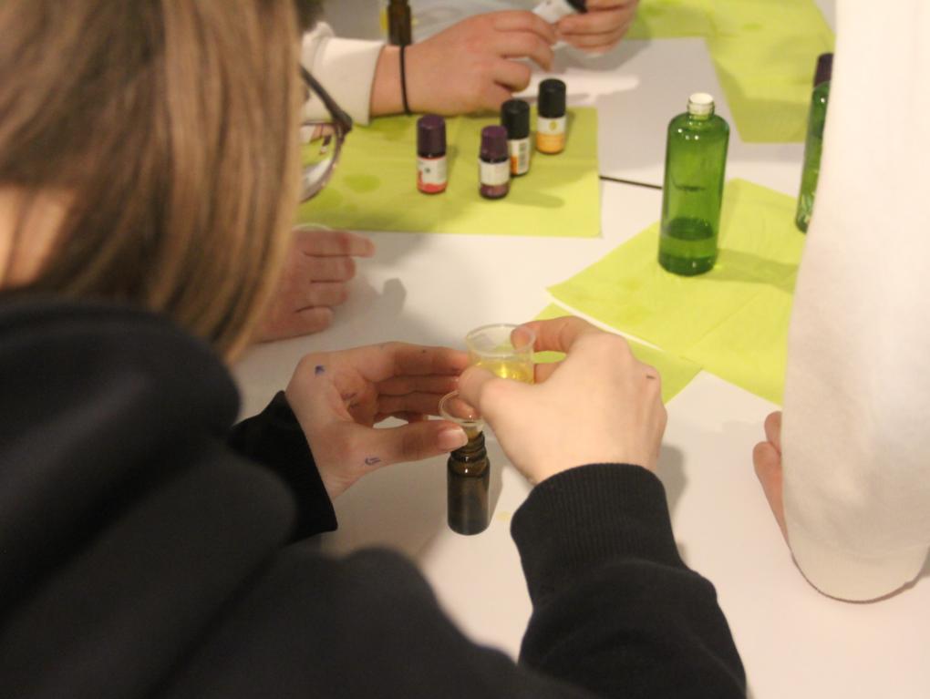 Zum Thema Salbung mit Chrisam durfte jeder sein eigenes Salböl herstellen