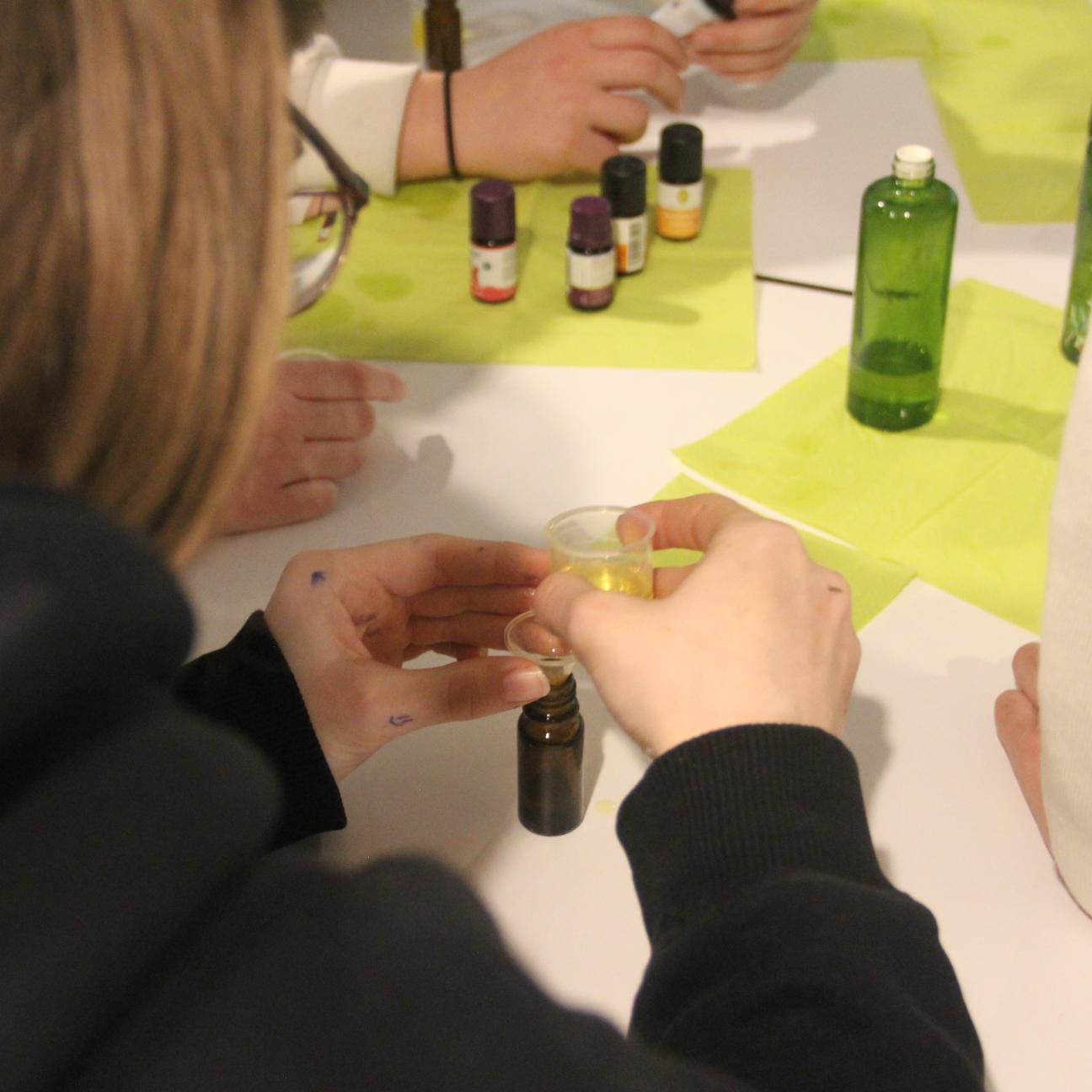 Zum Thema Salbung mit Chrisam durfte jeder sein eigenes Salböl herstellen