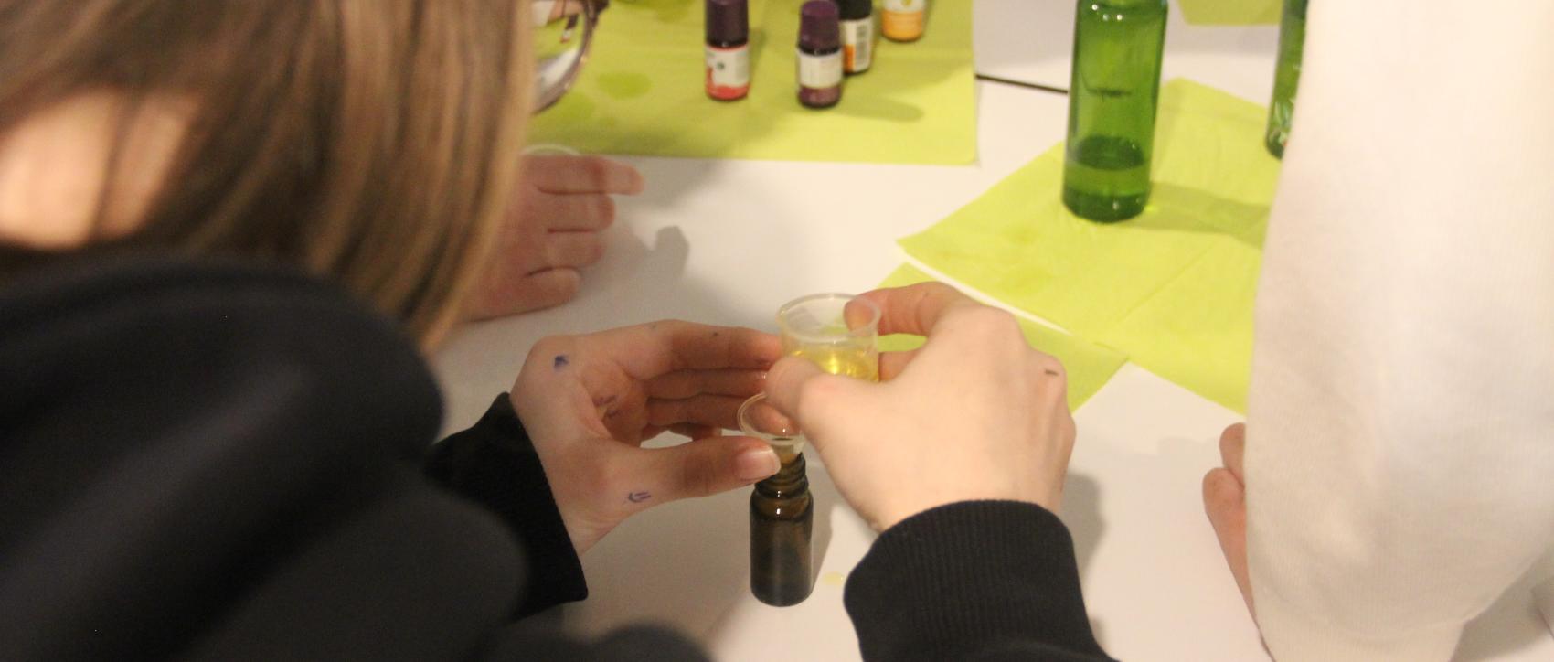 Zum Thema Salbung mit Chrisam durfte jeder sein eigenes Salböl herstellen