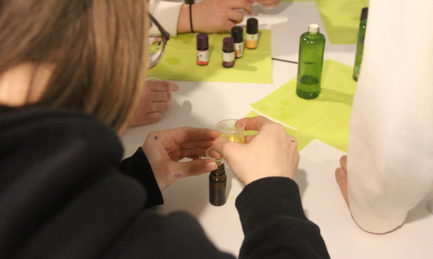 Zum Thema Salbung mit Chrisam durfte jeder sein eigenes Salböl herstellen