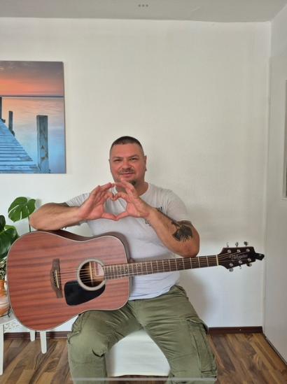 Gruppenleiter Igor Vucovic freut sich über die Gitarre