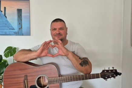 Gruppenleiter Igor Vucovic freut sich über die Gitarre