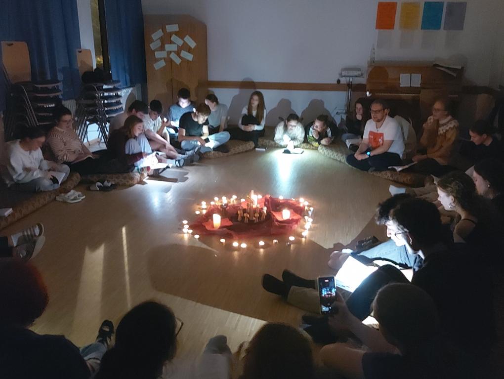 Kerzenschein-Atmosphäre beim Abendprogramm