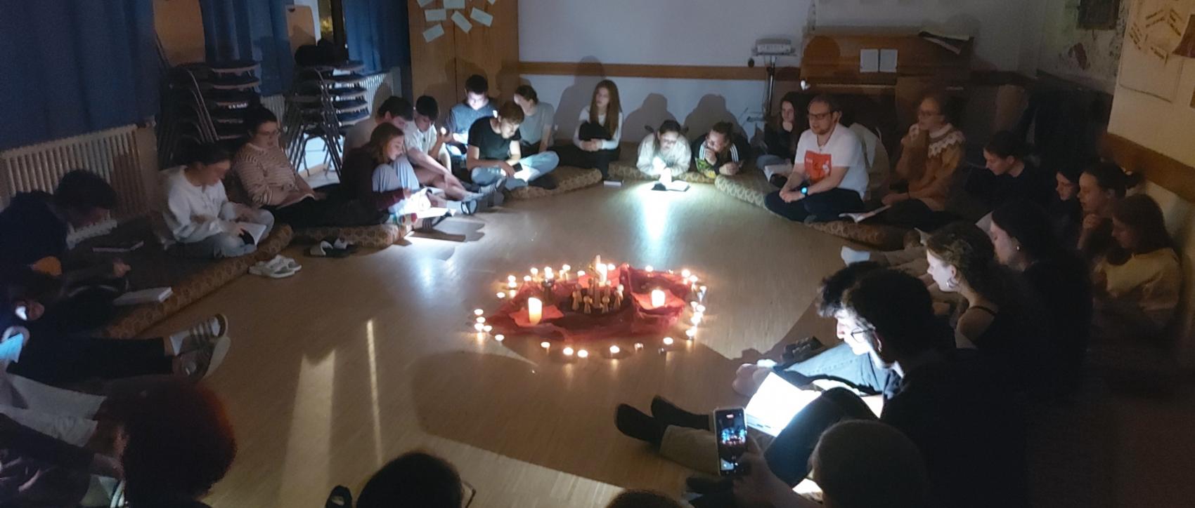 Kerzenschein-Atmosphäre beim Abendprogramm