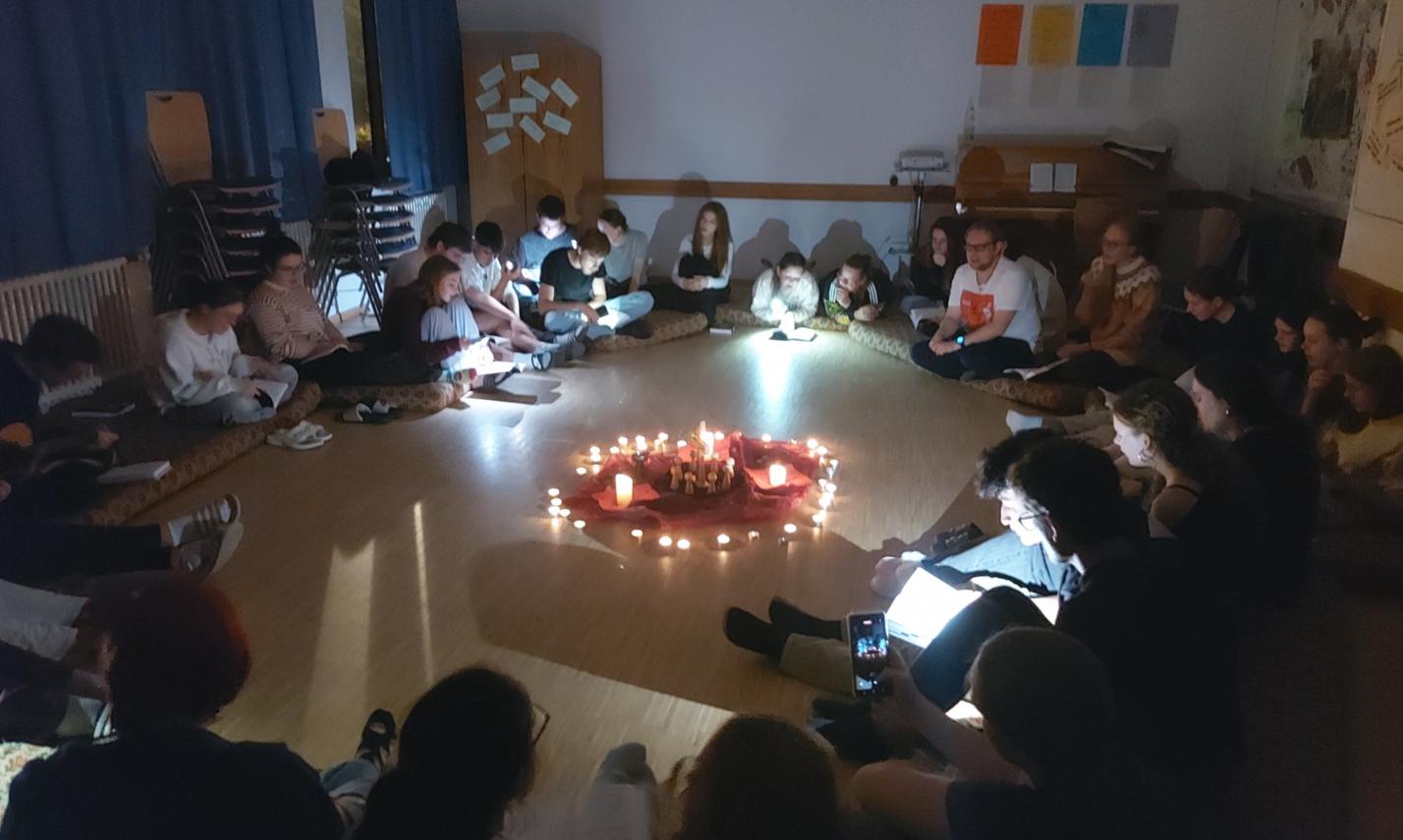 Kerzenschein-Atmosphäre beim Abendprogramm