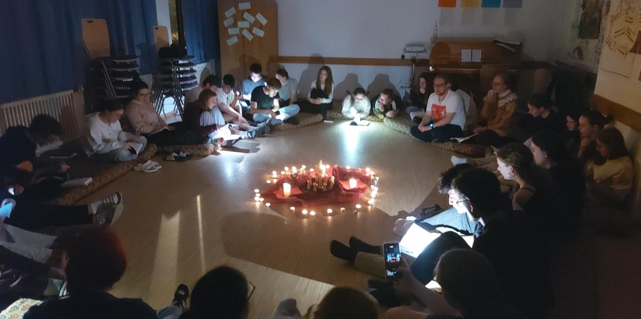 Kerzenschein-Atmosphäre beim Abendprogramm