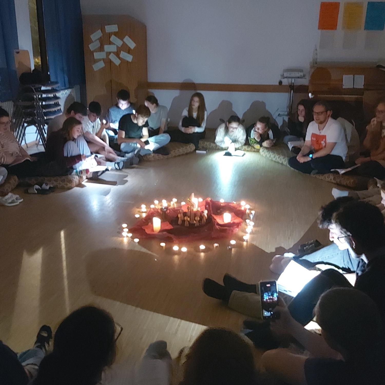 Kerzenschein-Atmosphäre beim Abendprogramm