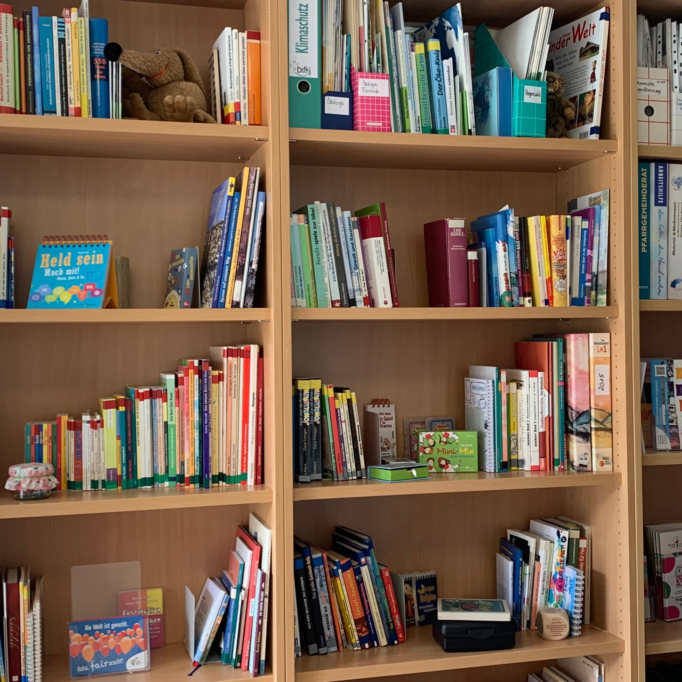 Bücher und Arbeitshilfen: In unseren Fachstellen ist eine große Auswahl zu finden