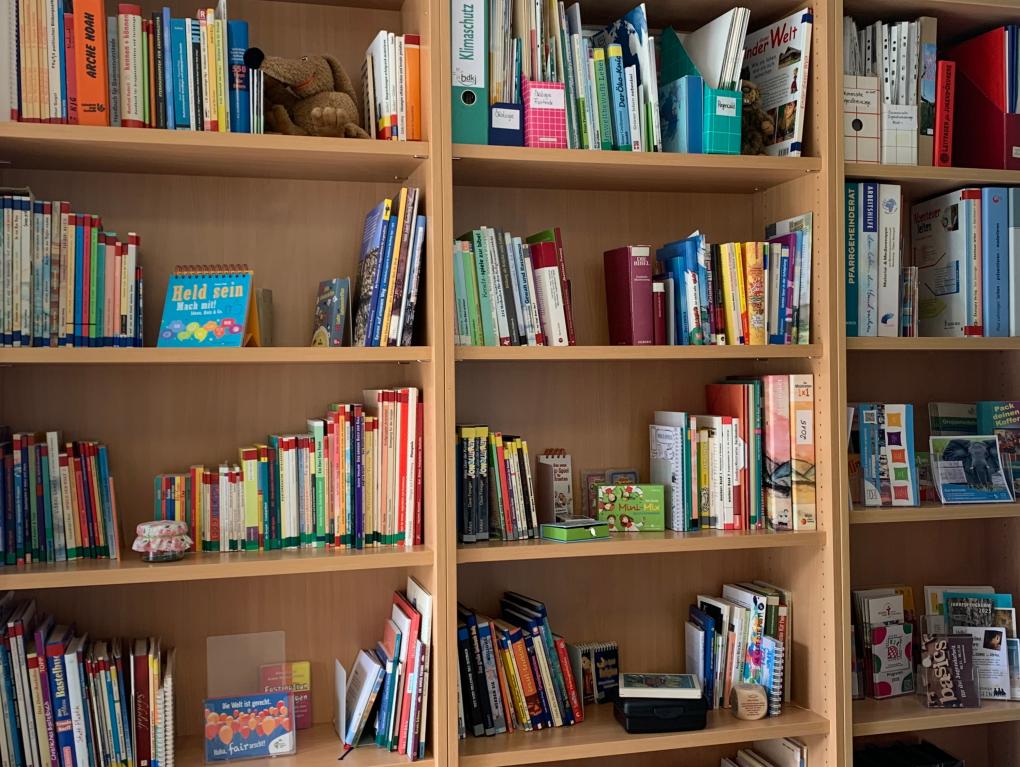 Bücher und Arbeitshilfen: In unseren Fachstellen ist eine große Auswahl zu finden