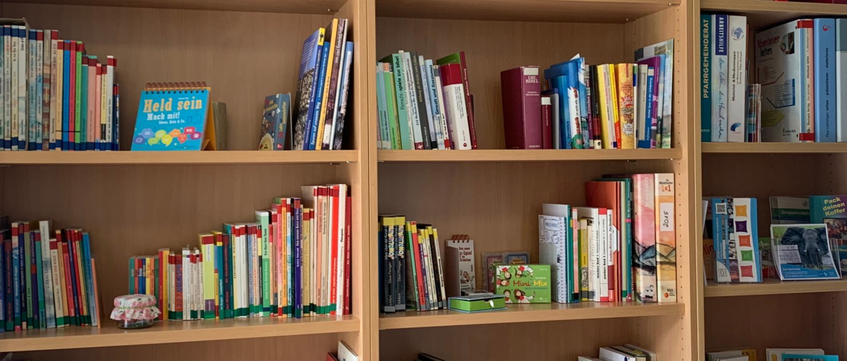 Bücher und Arbeitshilfen: In unseren Fachstellen ist eine große Auswahl zu finden