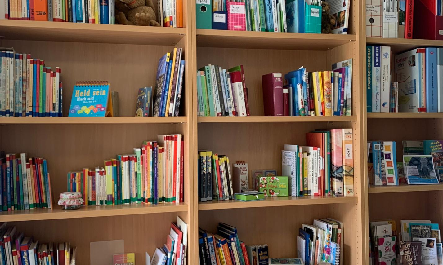 Bücher und Arbeitshilfen: In unseren Fachstellen ist eine große Auswahl zu finden