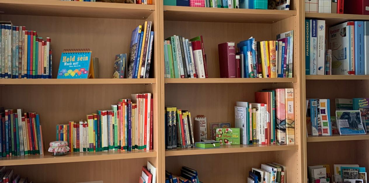 Bücher und Arbeitshilfen: In unseren Fachstellen ist eine große Auswahl zu finden