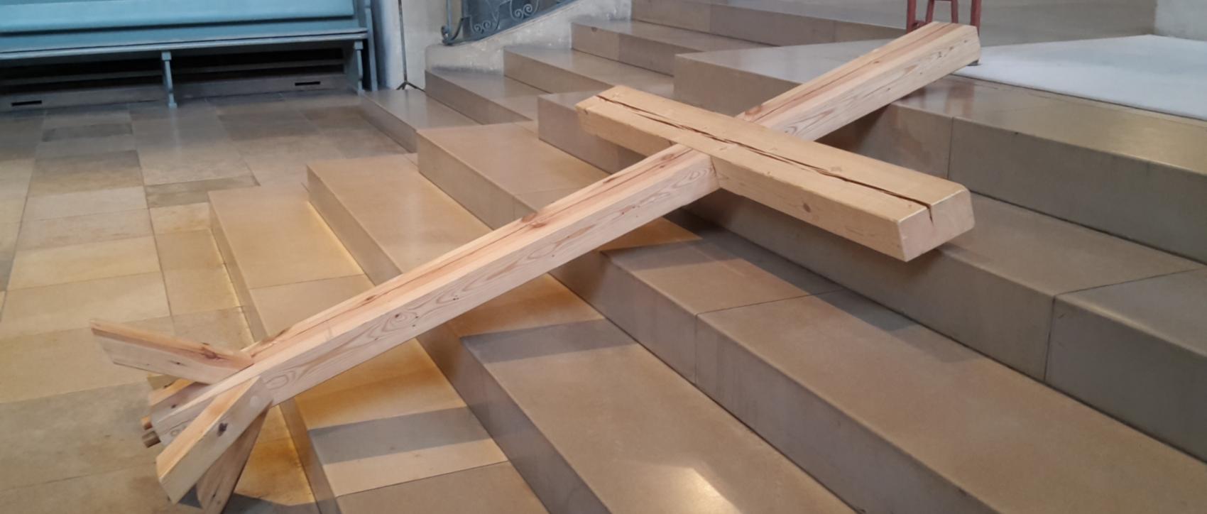 Unser großes zerlegbares Holzkreuz eignet sich gut für spirituelle Aktionen