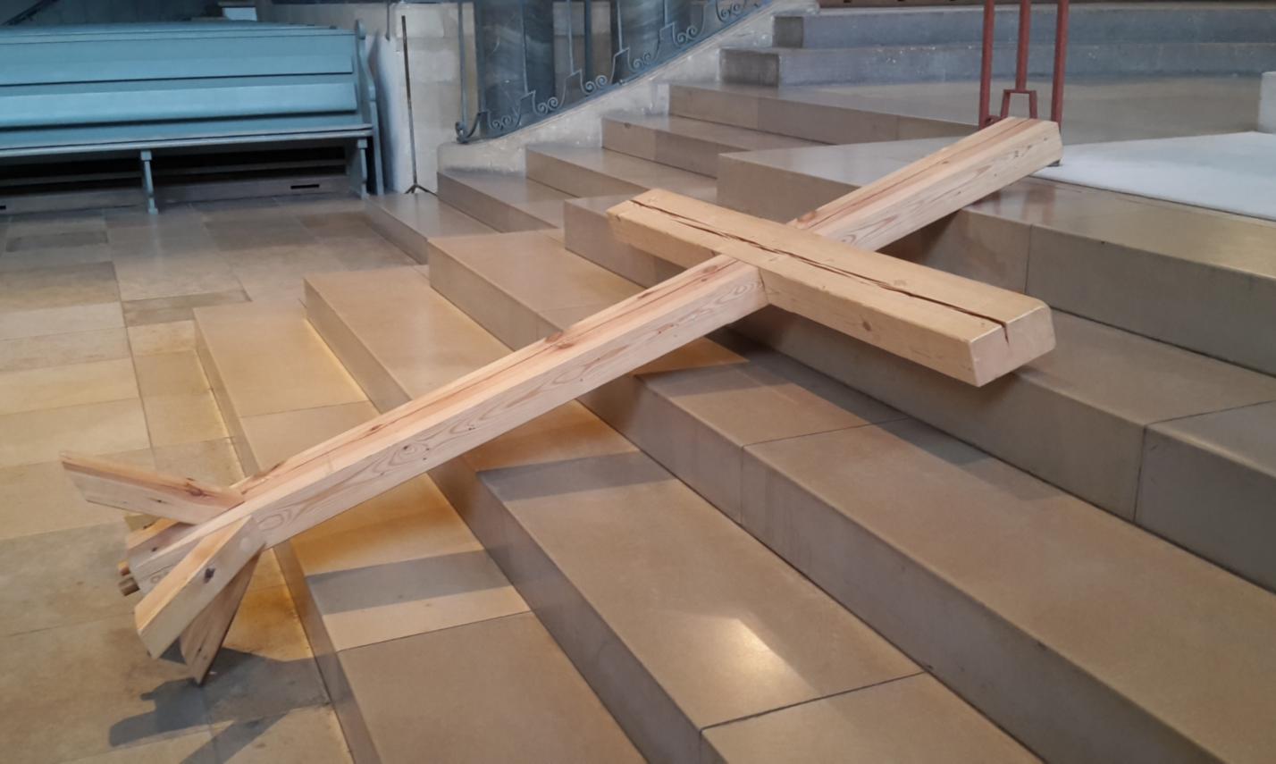 Unser großes zerlegbares Holzkreuz eignet sich gut für spirituelle Aktionen