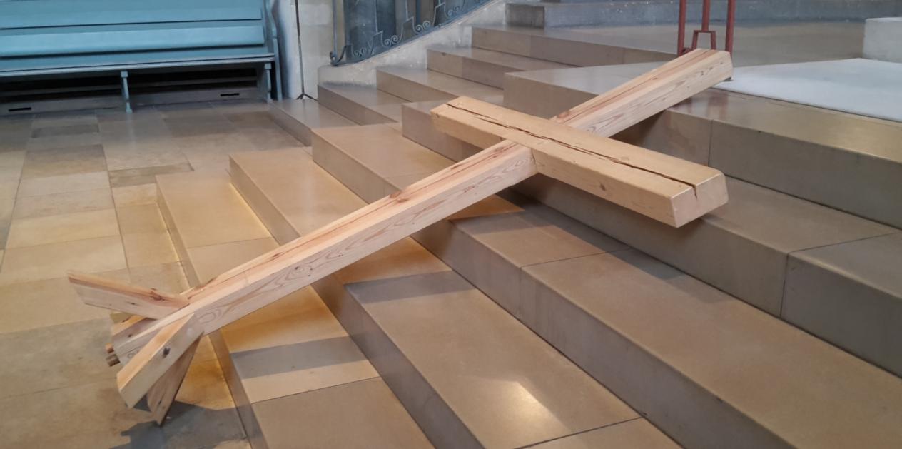 Unser großes zerlegbares Holzkreuz eignet sich gut für spirituelle Aktionen