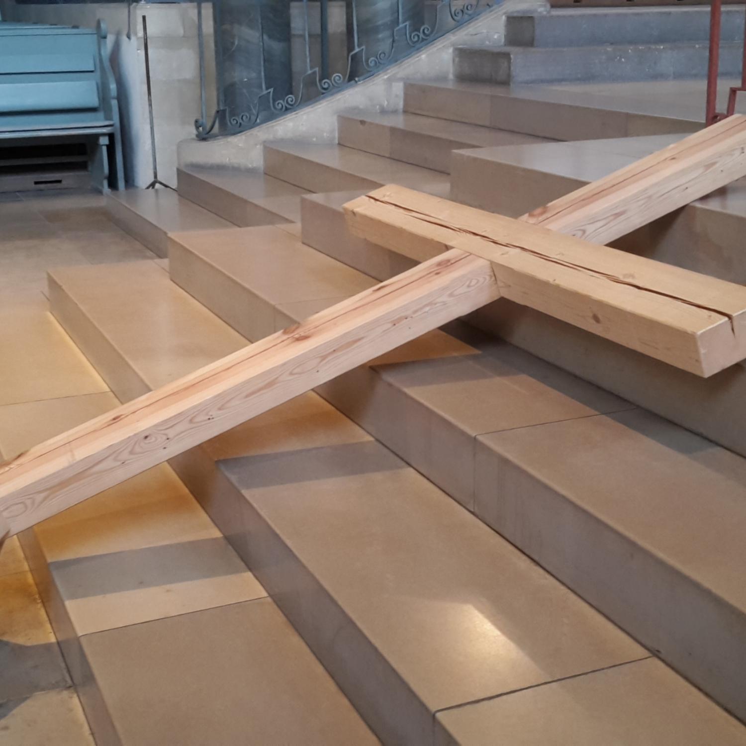 Unser großes zerlegbares Holzkreuz eignet sich gut für spirituelle Aktionen