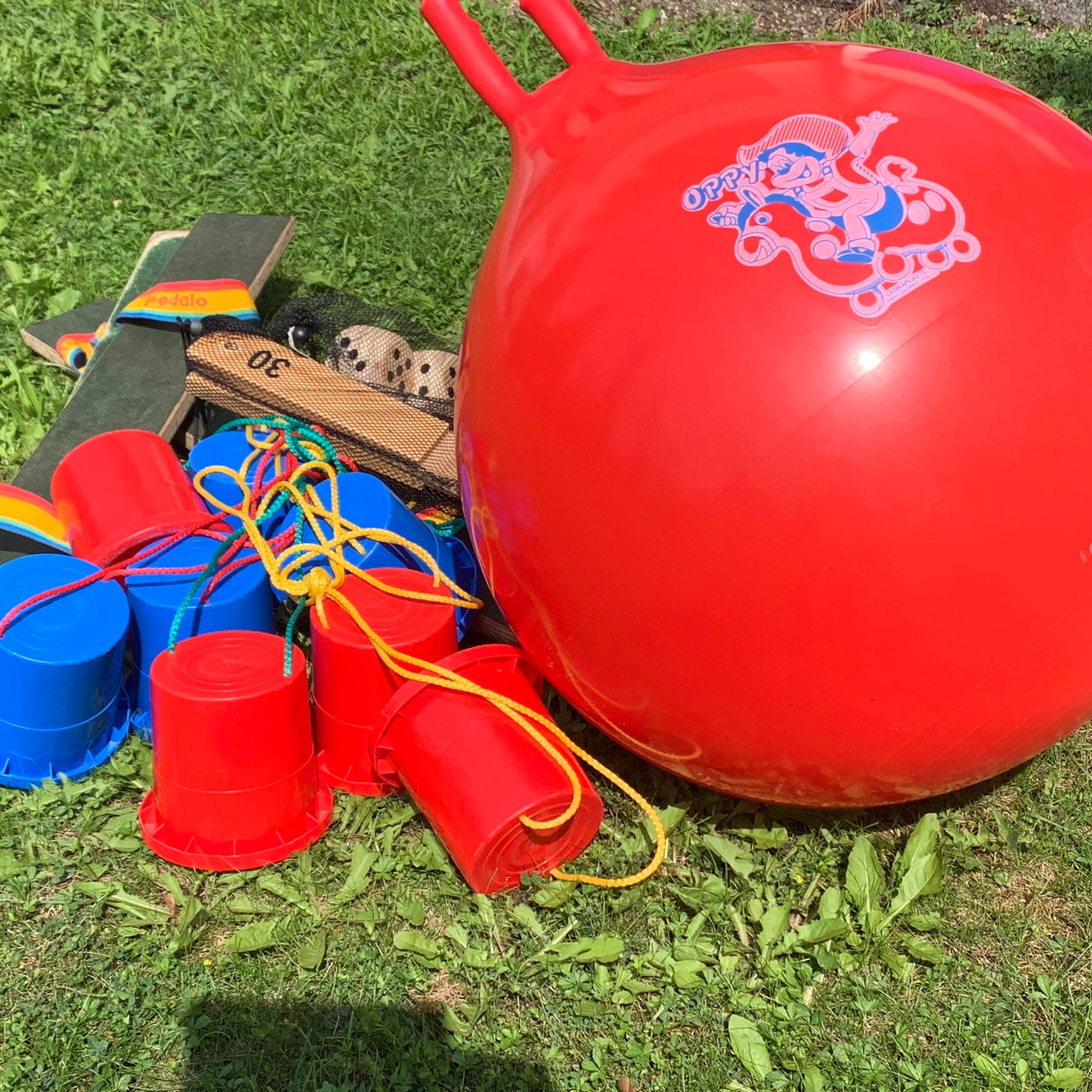 Hüpfbälle, Laufdosen, Grasskier - eine kleine Auswahl unserer vielen Outdoor-Spielematerialien