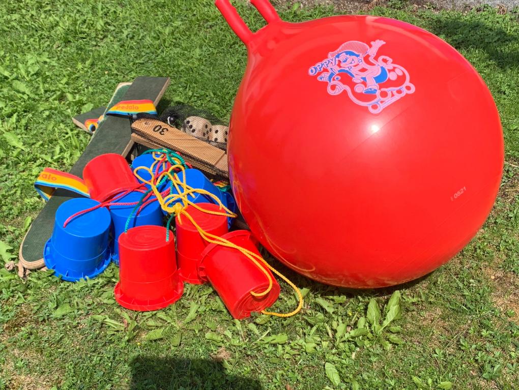 Hüpfbälle, Laufdosen, Grasskier - eine kleine Auswahl unserer vielen Outdoor-Spielematerialien