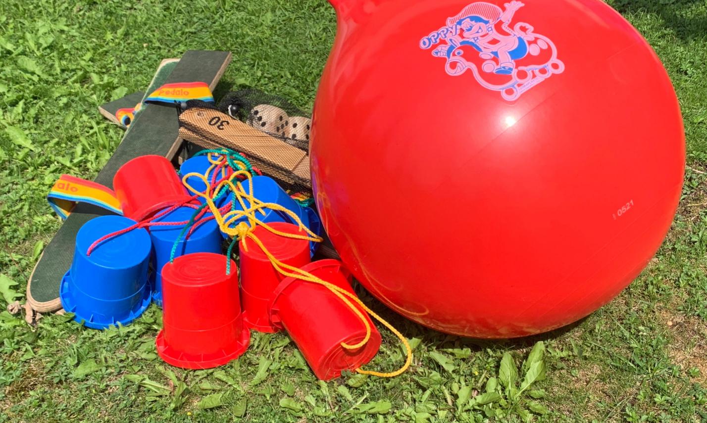 Hüpfbälle, Laufdosen, Grasskier - eine kleine Auswahl unserer vielen Outdoor-Spielematerialien