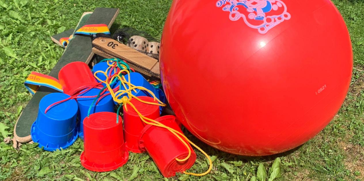 Hüpfbälle, Laufdosen, Grasskier - eine kleine Auswahl unserer vielen Outdoor-Spielematerialien