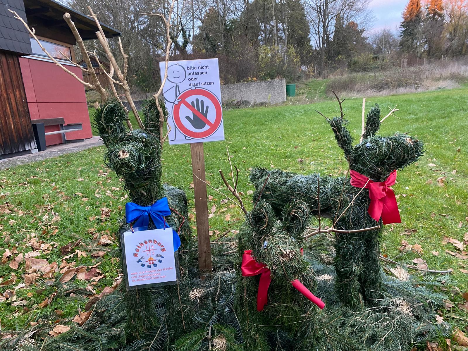 Rehe aus Tannenzweigen, ein Hingucker zur Weihnachtszeit