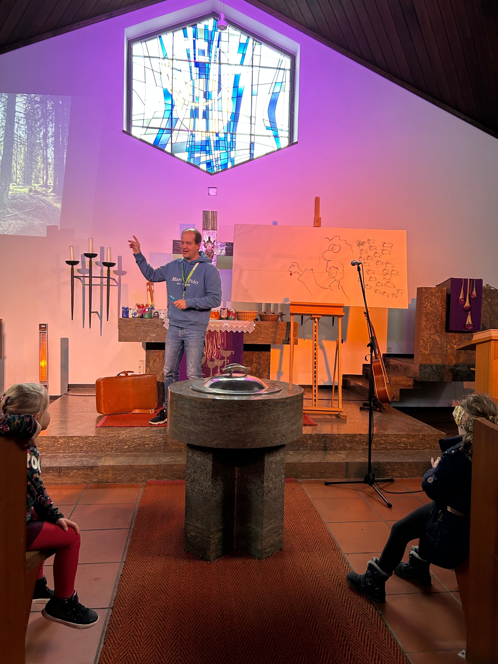 Pfarrer Henning Hofmann feierte mit den Kindern einen liebevollen Tagesabschluss