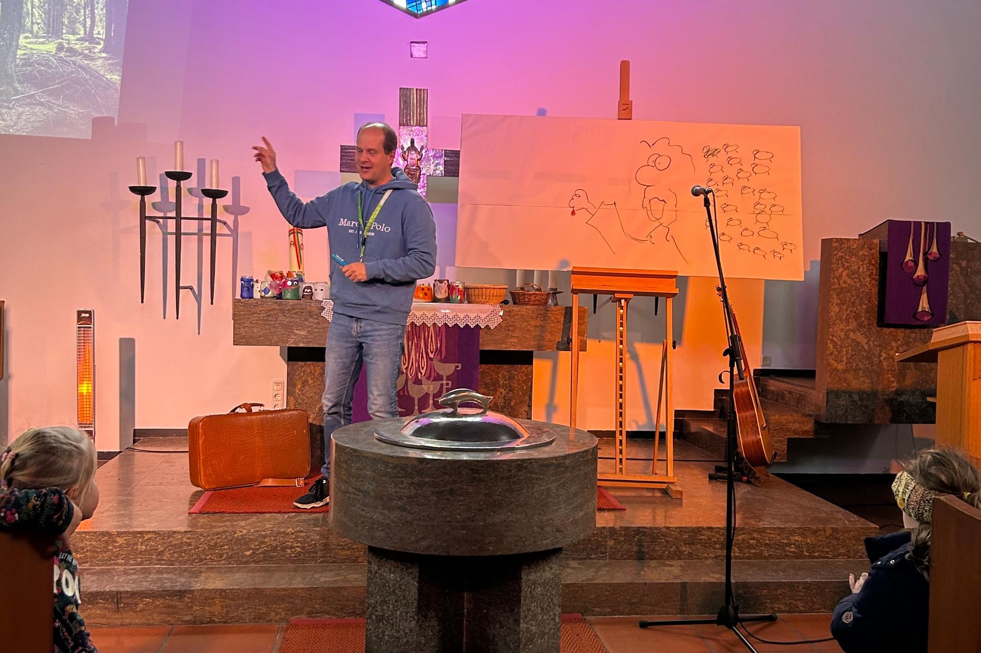 Pfarrer Henning Hofmann feierte mit den Kindern einen liebevollen Tagesabschluss