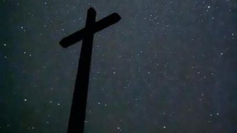 Kreuz vor Sternenhimmel