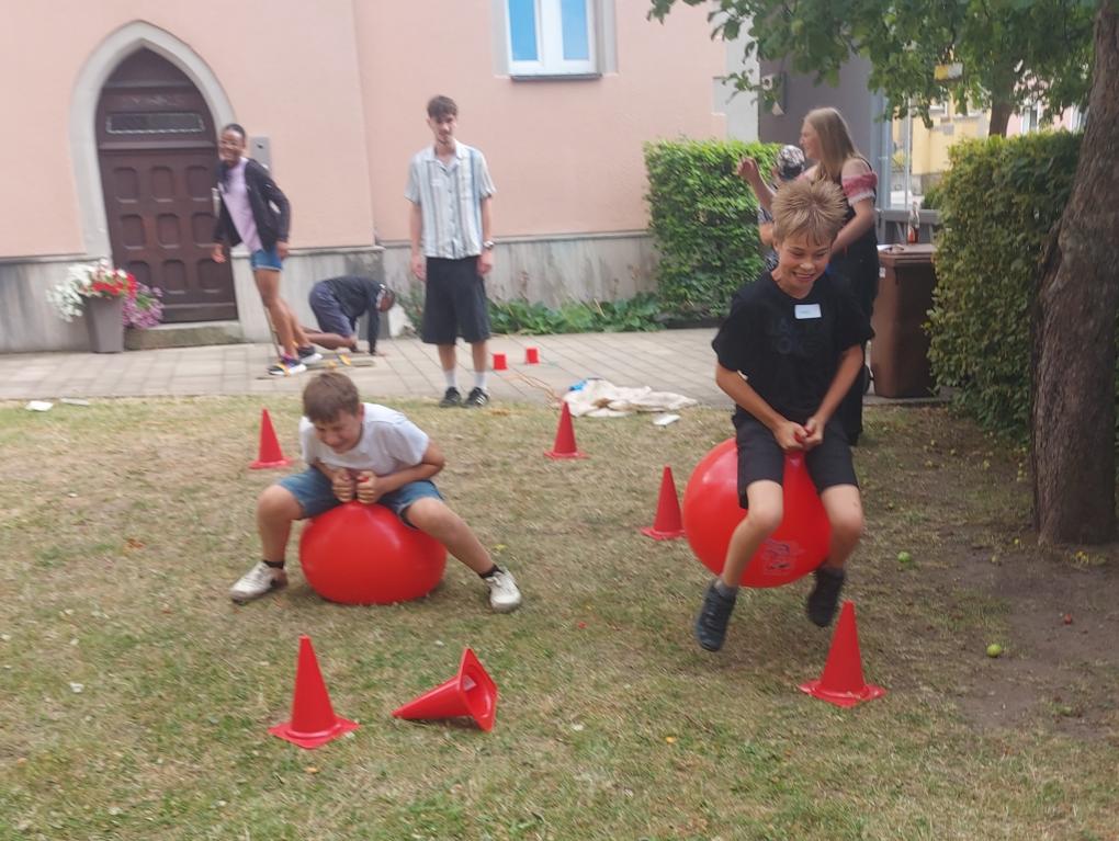 Hüpfend durch den Kerwa-Parcour